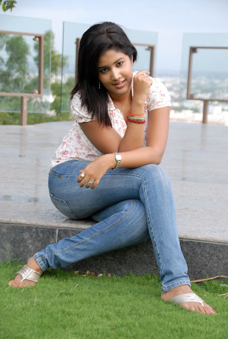 Sowmya In Jeans Cute Wallpapers hot photos