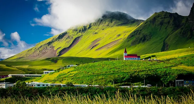 Isändische Landschaft mit Kirche