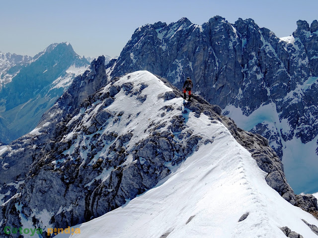 Ruta circular al Pico de Los Asturianos, Canal Parda y Traviesos en el Macizo del Cornión de Picos de Europa, regresando por Reseco