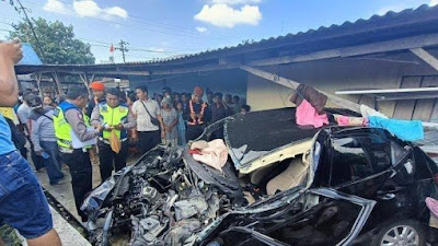 Sebuah Mobil Ringsek Parah Usai Disambar Kereta Api, Penumpang Terluka Parah