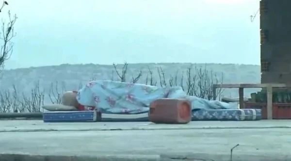 Συγκλονιστικές εικόνες στη Μάνδρα: Ηλικιωμένος κοιμάται στην ταράτσα του καμένου του σπιτιού (video)