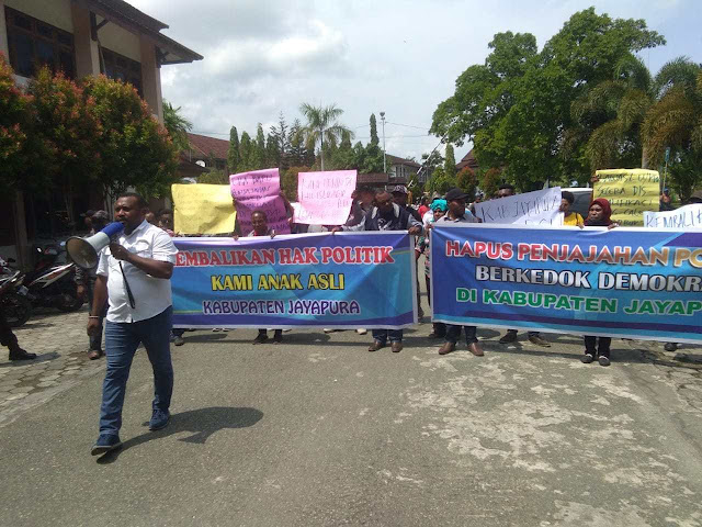 Demo di Kantor Bupati, Puluhan AOP Khenambay Umbay Minta Hasil Pleno Rekapitulasi Dibatalkan