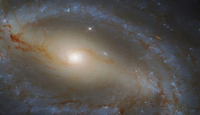 Hubble Memotret Galaksi Spiral yang Berkelok-kelok