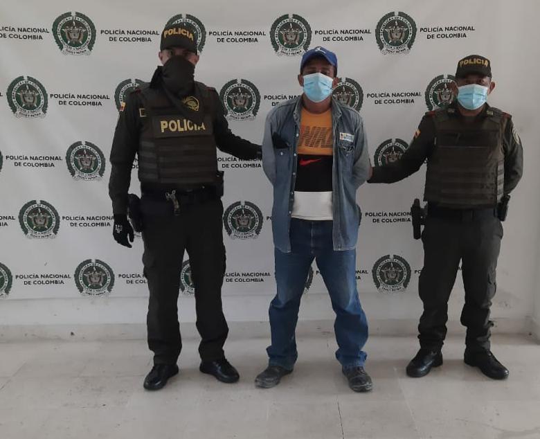 https://www.notasrosas.com/Policía Guajira lo captura por maltratar a su compañera sentimental, en el Barrio Arriba de Riohacha