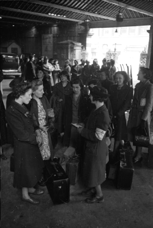 The Butterfly Balcony - Picture Posts - A Girl Joins Up - Women in Wartime The Butterfly Balcony - Picture Posts - A Girl Joins Up - Women in Wartime