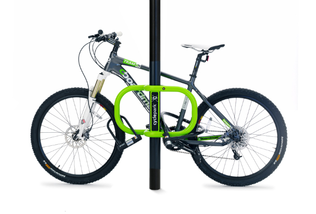Panneaux de signalisation transformés en racks à vélo :