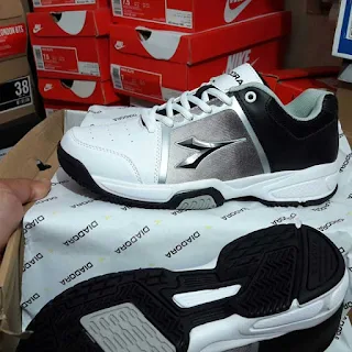 Sepatu Badminton Diadora