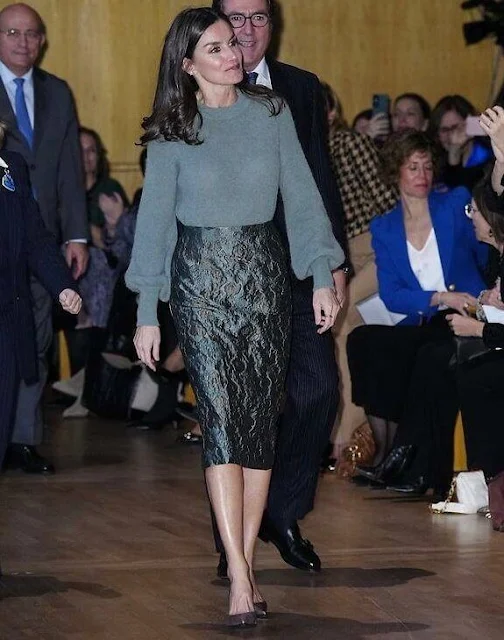 Queen Letizia wore a green wool and cashmere sweater and brocade pencil skirt by Is Coming. Hoss Intropia