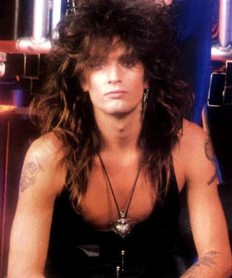 Foto de Tommy Lee con cabello largo