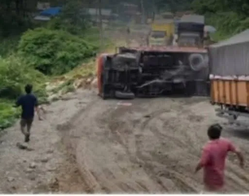 Kecelakan lalu lintas rutin terjadi di tanjakan maut Batu Jomba, yang ada di Kecamatan Sipirok, Kabupaten Tapanuli Selatan.