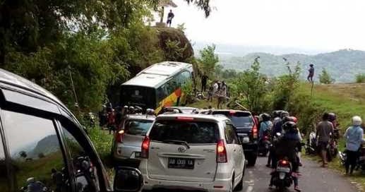 Berita Bahasa Jawa Tentang Kecelakaan: Bus Nabrak Tebing 