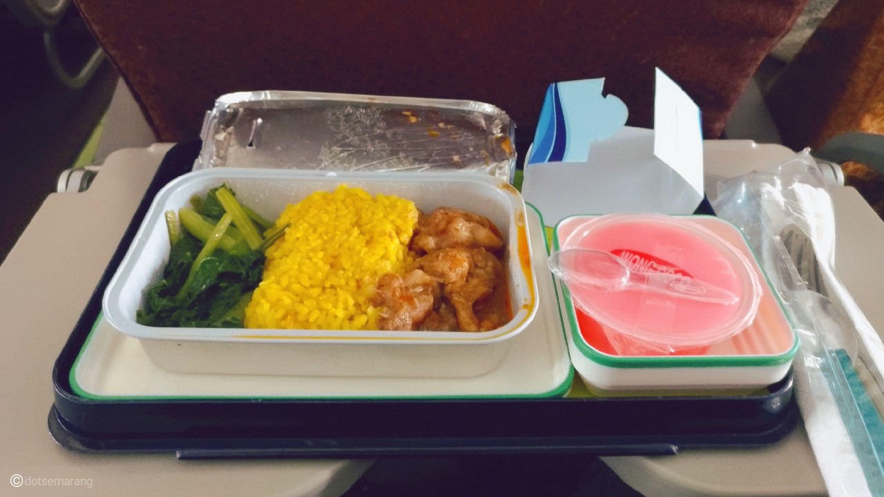 Menyantap Nasi Ayam Salah Satu Menu Makanan Di Pesawat Garuda