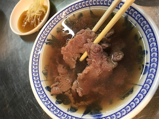 阿村牛肉湯｜台南觀光人氣小吃美食排隊名店，現宰溫體牛肉湯、快炒