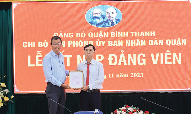 Đồng chí Trần Đăng Khoa, Bí thư chi bộ trao quyết định  kết nạp đảng cho quần chúng Mai Lê Tấn Hoàng. (Ảnh: MD)
