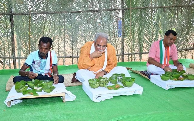 जमीन पर बैठकर किसान के घर भोजन : सीएम बघेल ने केऊ-कांदा की चटनी का लिया स्वाद, खुश होकर किसान को दिया उपहार, Meals at the farmer's house sitting on the ground