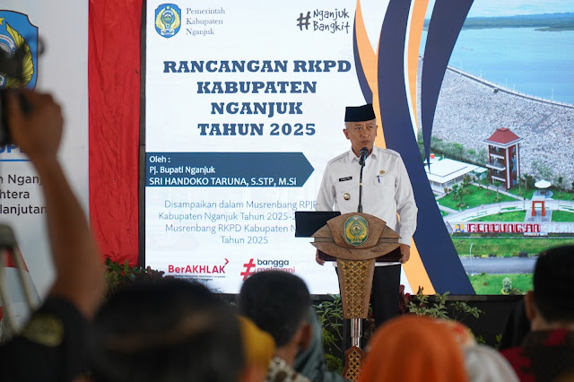 Pj Bupati Nganjuk, Sri Handoko Taruna, saat memberikan sambutan dalam kegiatan Pleno Musrenbang di Pendopo KRT Sosro Koesoemo, Rabu 20 Maret 2024