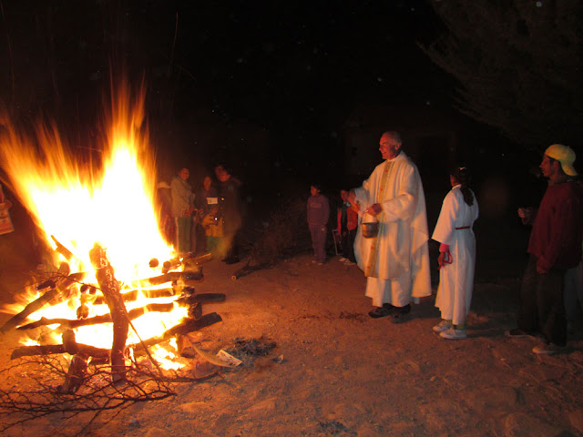 Nach dem Abendgottesdienst geht es vor die Kirche