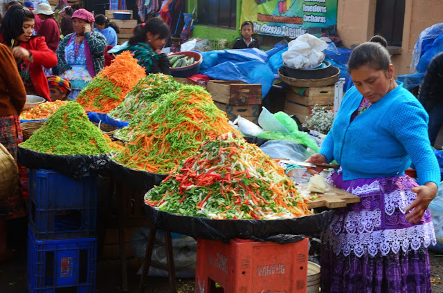 Marktstände mit Verkäuferinnen in Guatemala