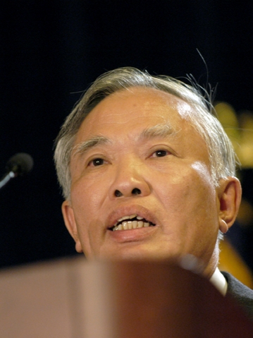 Vũ Khoan – là một chính trị gia và là nhà ngoại giao Việt Nam