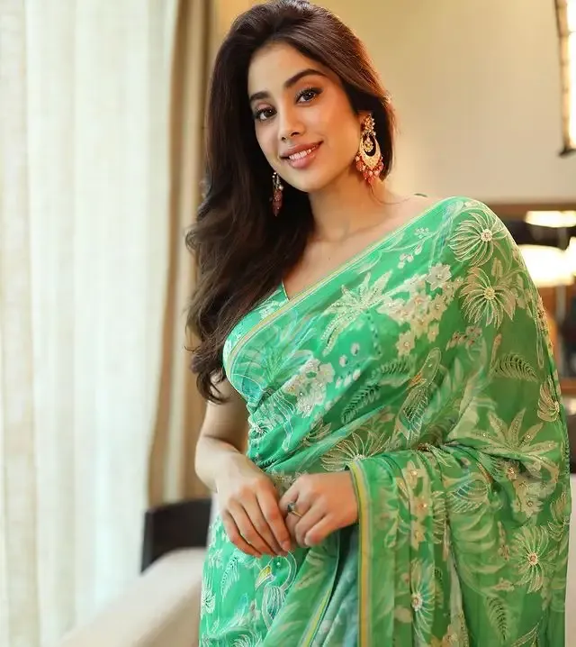 Janhvi Kapoor ने ग्रीन साड़ी साड़ी पहन ढाया कहर,