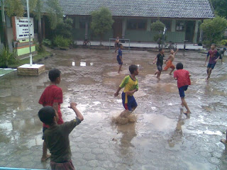 Anak Desa Sundul Bermain Hujan Hujanan