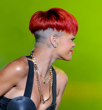 rihanna hair red short. how to do makeup like rihanna.