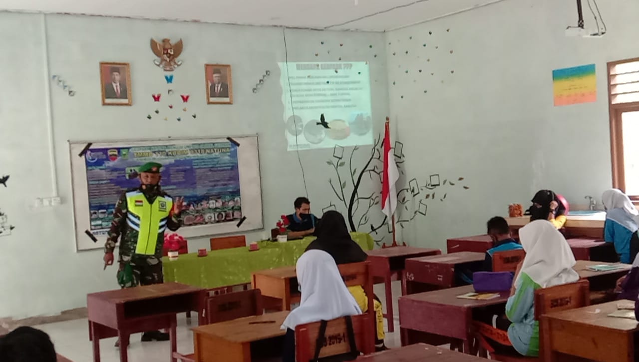 Babinsa Yudi Teguh Sosialisasikan Geopark Natuna di SMAN 1 Bunguran Timur Laut