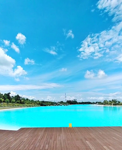 View kolam renang dari lobby Natra