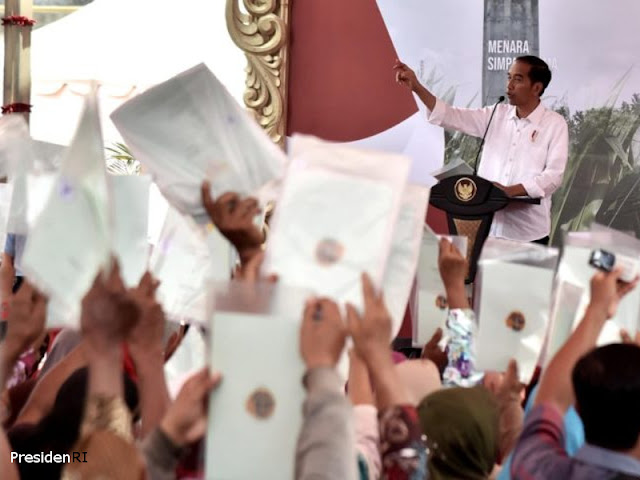 Jokowi Serahkan 8000 Sertifikat Tanah ke Warga di Grobogan