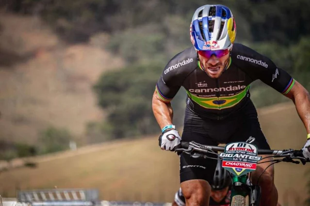 Henrique Avancini em competição do ciclismo moutain bike