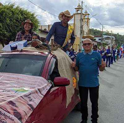 NOVA CANAÃ: RUBENS DA BAHIA É HOMENAGEADO EM DESFILE CÍVICO E DESFILA EM CARRO ABERTO NO MUNICÍPIO 