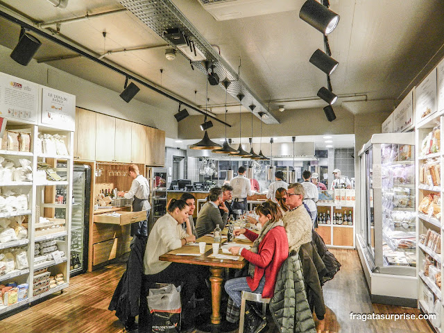 Mesa comunitária no Eataly Bolonha