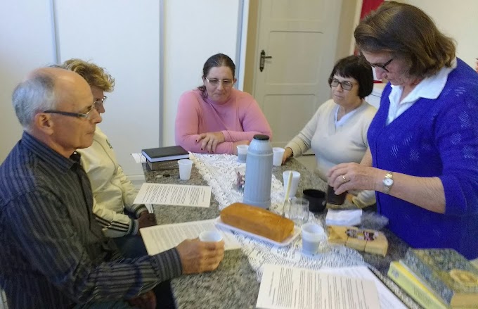 FUTUROS MINISTROS DA EUCARISTIA FAZEM TARDE DE FORMAÇÃO