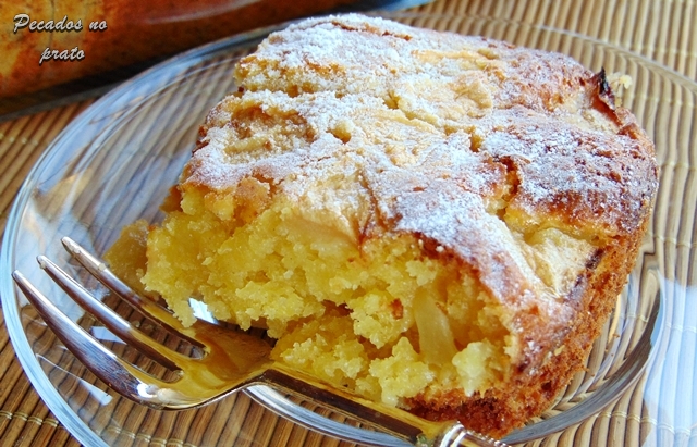 Bolo de maçã no tabuleiro