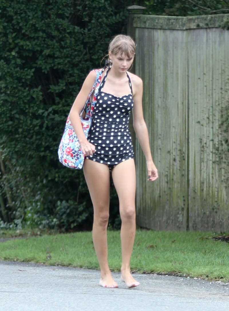 Taylor-Swift-Wearing-Boring-Bikini-Top-Swimsuit-At-Conor-Kennedys-Familys-Compound-09.jpg