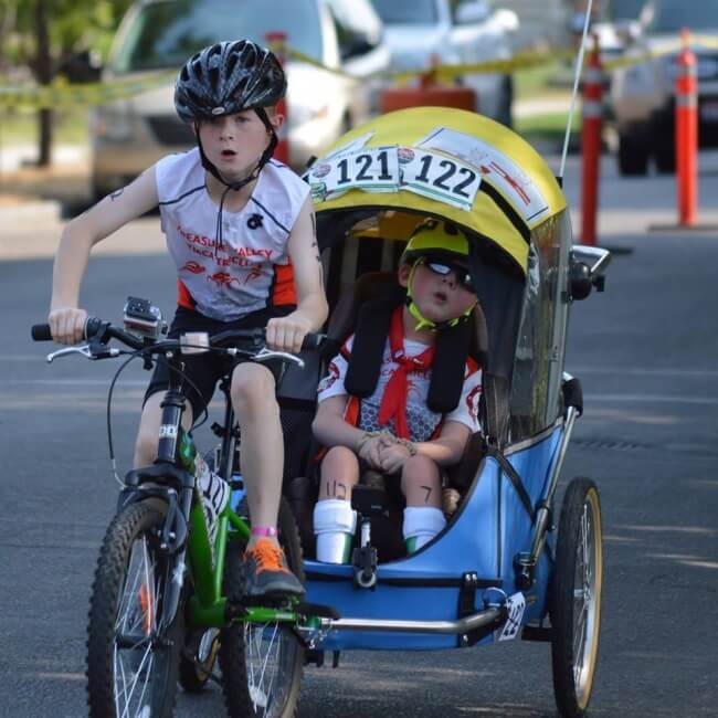22 Stirring Pictures That Made Even The Toughest Of Us Cry - This boy completed a mini-triathlon together with his disabled brother.