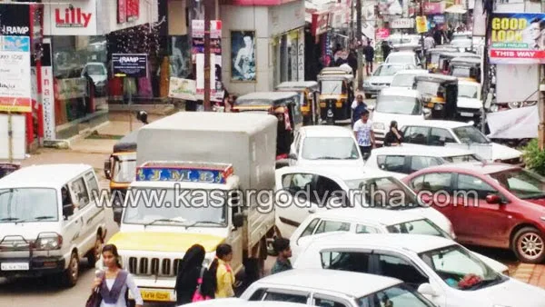 Kasaragod, Eid, Traffic-block, Bus, Hospital, General-hospital, Road, Vehicle, Footpath, Traffic block in Kasaragod town.