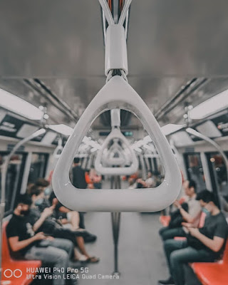 Source: Huawei. Photo courtesy of Don Lee (@don_leeeee). The interior of a MRT train. 