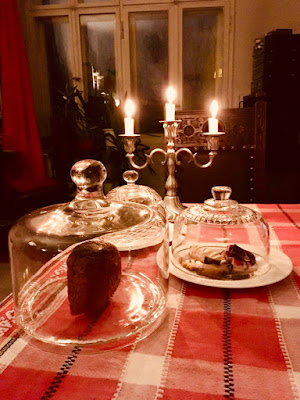 Elegante Kaffeetafel mit Silberleuchter, Kerzen, Keksen und Brot