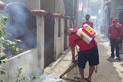 Cegah BDB, PSI Jakarta Barat Fogging Permukiman Warga