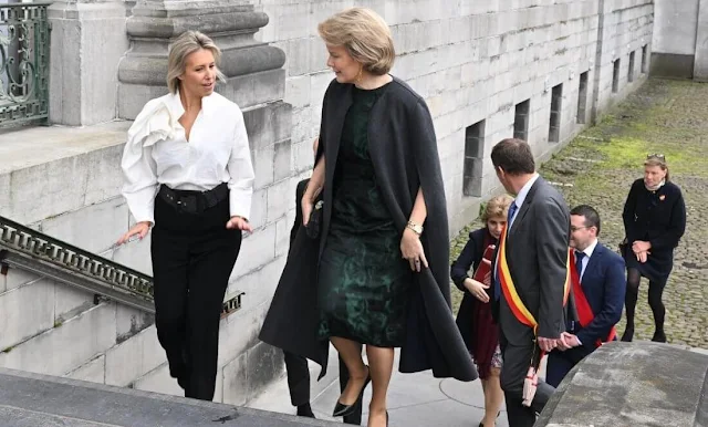 Queen Mathilde wore a forest green printed dress by Dries Van Noten. Tikli Jewelry gold earrings and bracelet