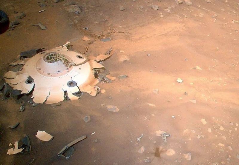El pequeño Helicóptero Ingenuity toma fotografía de los restos del equipo con el que aterrizó en Marte