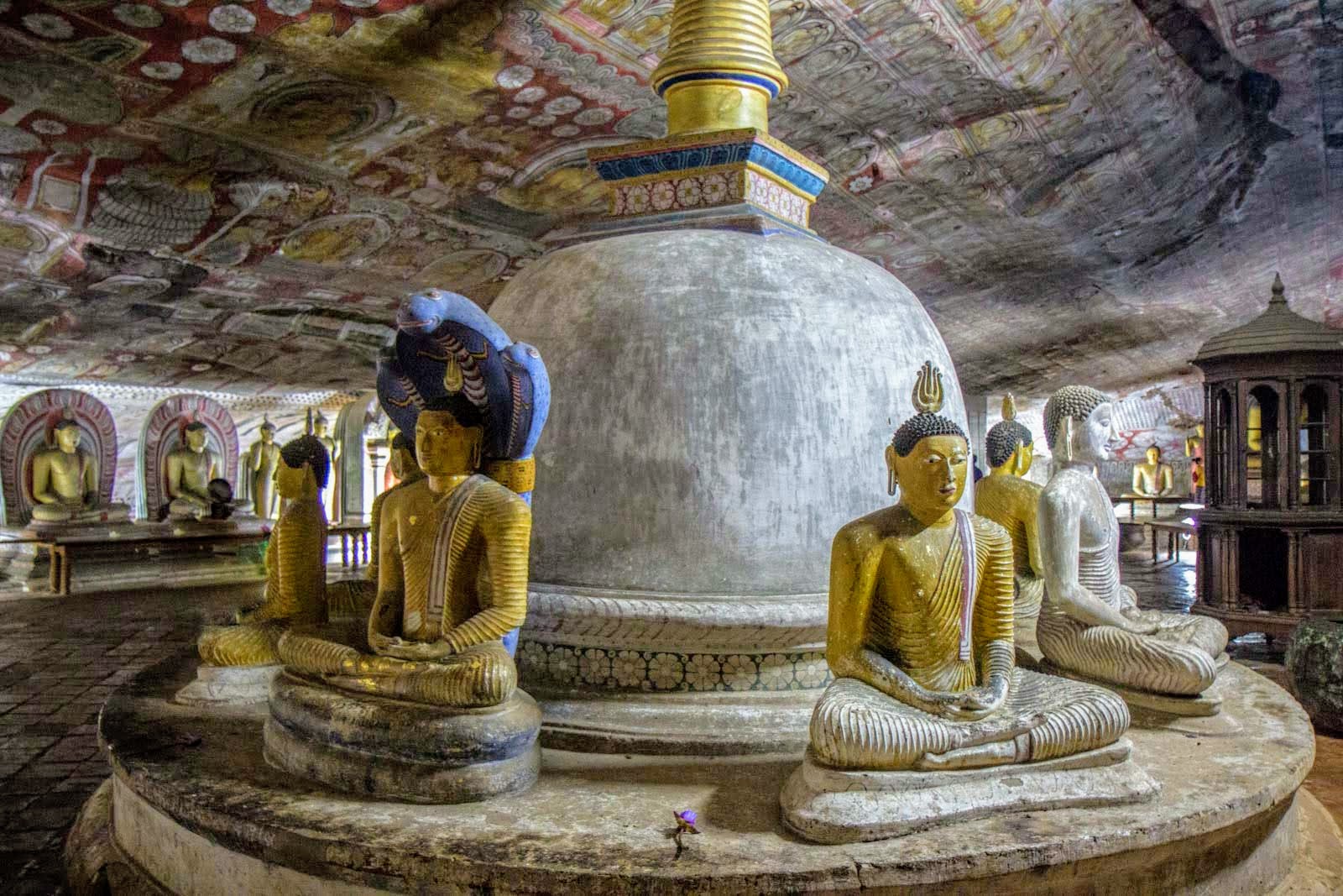 Дамбулла шри. Пещерный храм Дамбулла. Пещерный храм Дамбулла Шри-Ланка. Шри Ланка золотой храм Дамбулла. Шри Ланка буддийский пещерный храм Дамбулла.
