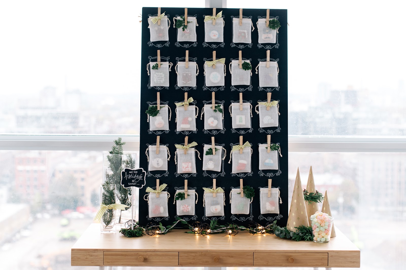 sweet countdown to the holiday idea using mini advent cookies and muslin bags | creativebag.com