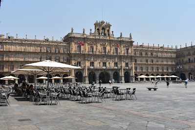 Plaza Mayor de Salamanca durante o dia, com esplanadas