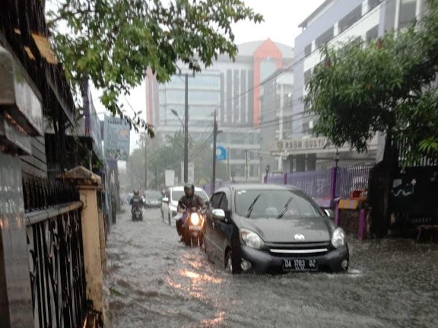Hujan Sejak Subuh, Ruas Jalan dan Pemukiman di Banjarmasin Kebanjiran 