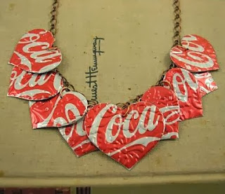 http://manualidadesreciclables.com/13206/collar-de-corazones-de-coca-cola