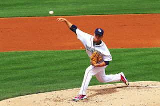 Joueur de baseball lancant une balle