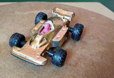 Brinquedo de plástico carro de corrida dourado com piloto , marca Rocha - 9cm de comprimento R$ 7,00