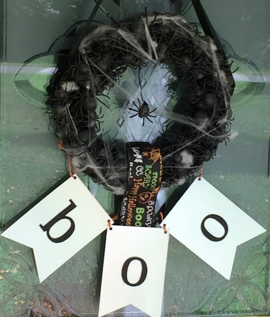 Greet your little ghouls with an Easy Spooky Spider wreath on Halloween! 